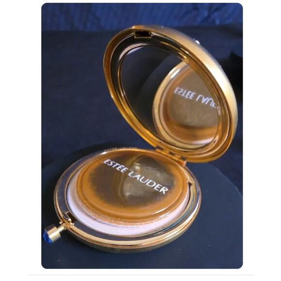 Estee Lauder: September Angel Compact Lucidity - Picture 4 of 9